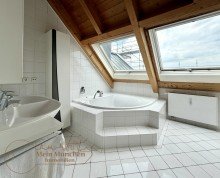 Bad mit Eckbadewanne Befristet bis 31.04.2028: Repr�sentative Dachgeschosswohnung mit gro�z�giger Dachterrasse