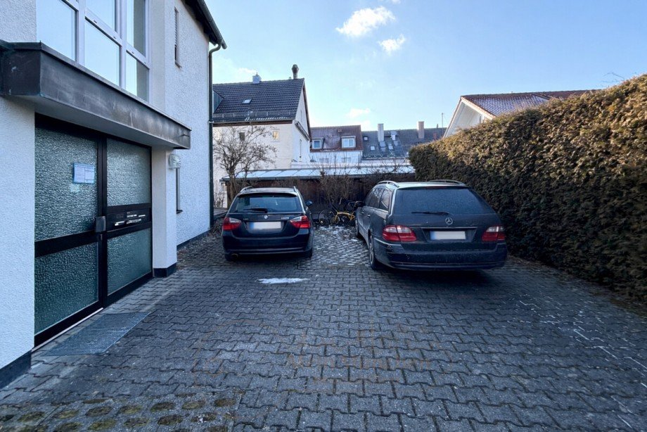 Hauseingang mit Stellpl�tze Dachgeschosswohnung Unterschlei�heim