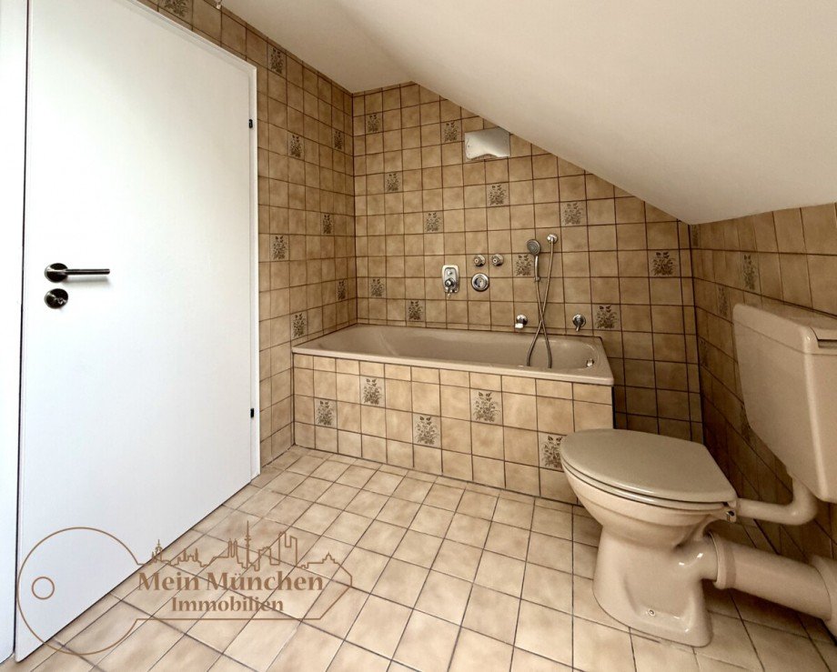 Bad mit Badewanne Dachgeschosswohnung M�nchen