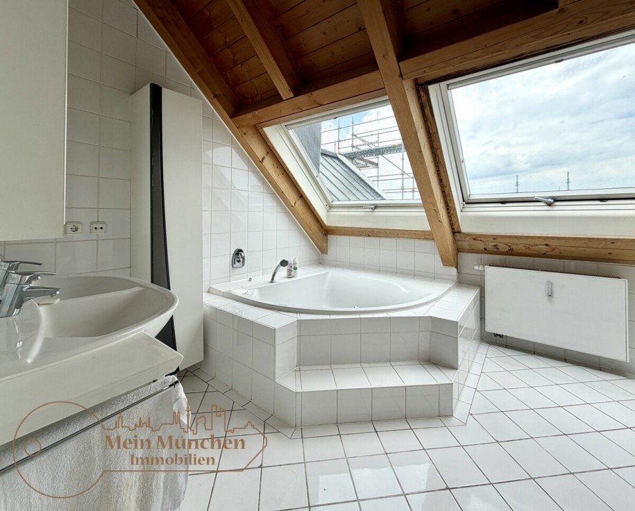 Bad mit Eckbadewanne Dachgeschosswohnung Unterschlei�heim