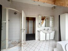 Bad mit Dusche Befristet bis 31.04.2028: Repr�sentative Dachgeschosswohnung mit gro�z�giger Dachterrasse